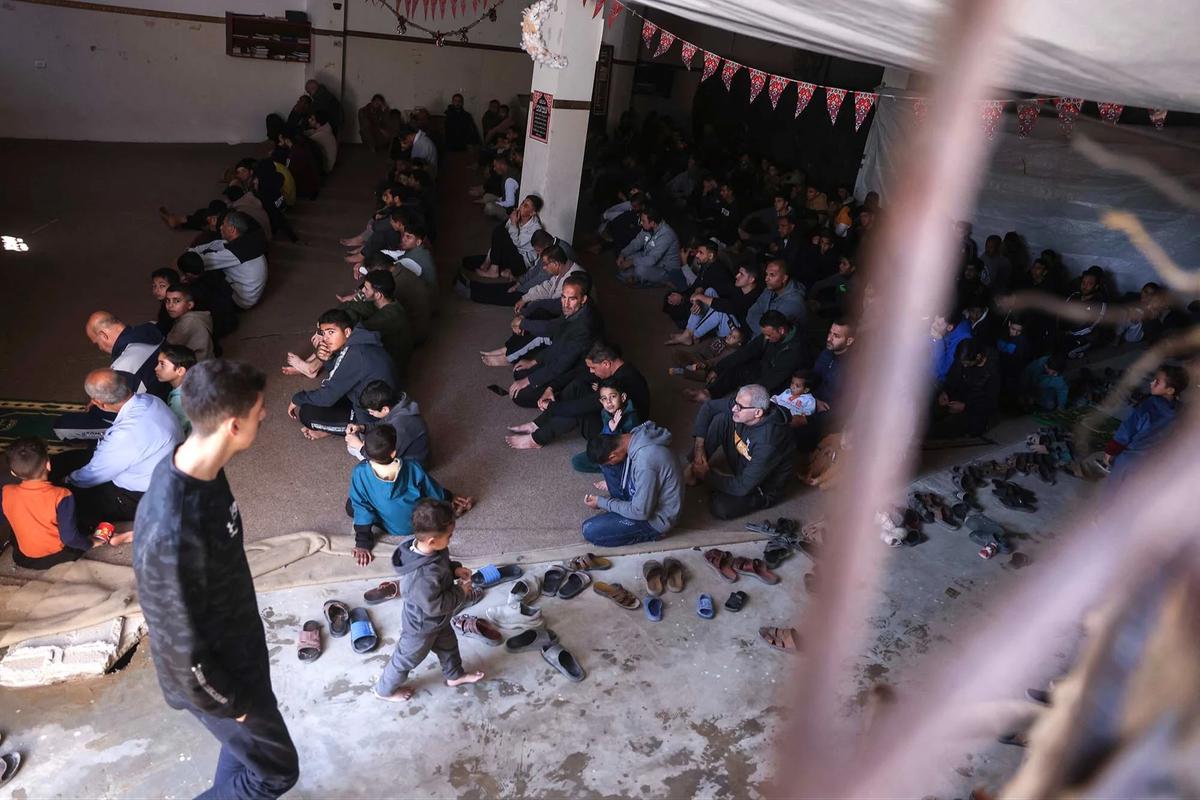 FOTO: Salat Jumat Pertama Ramadan di Tengah Reruntuhan Gaza