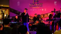 Penyanyi jazz Alonzo Brata saat tampil di Java Jazz on the Move