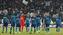 Para pemain Real Madrid merayakan kemenangan atas Juventus pada laga Liga Champions di Stadion Allianz, Selasa (3/4/2018). Juventus takluk 0-3 dari Real Madrid. (AP/Antonio Calanni)