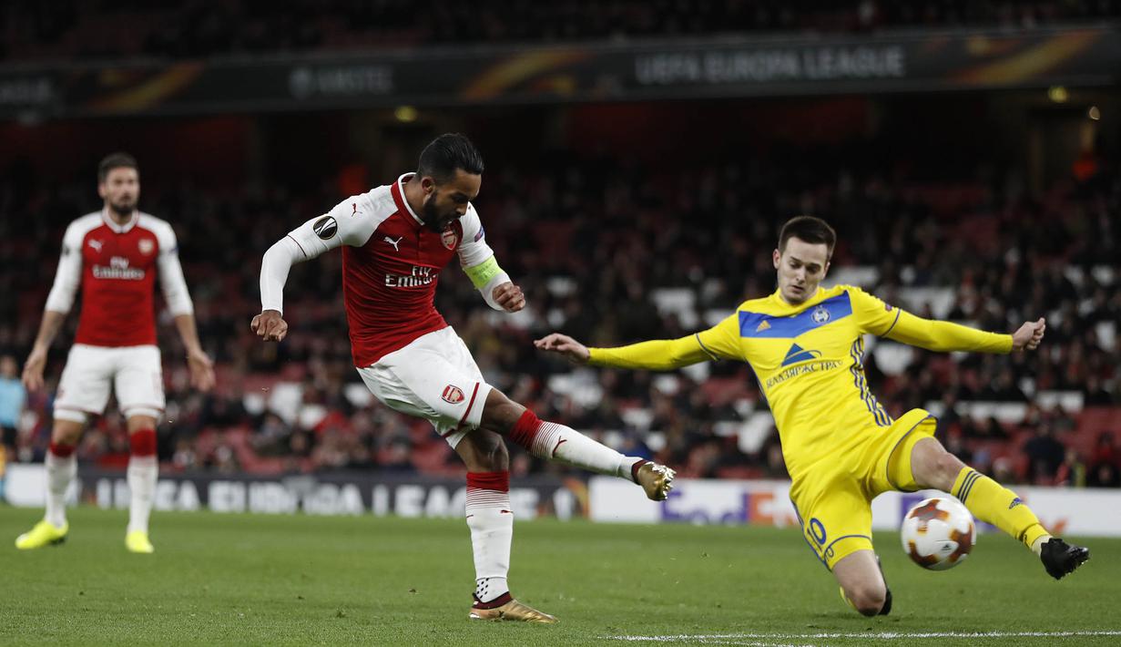 Gelandang Arsenal, Theo Walcott, melepaskan tendangan ke gawang BATE Borisov pada laga Liga Europa di Stadion Emirates, Jumat (8/12/2017). Arsenal menang 6-0 atas BATE Borisov. (AP/Kirsty Wigglesworth)