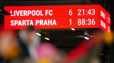 Papan skor menunjukkan hasil akhir pertandingan sepak bola leg kedua babak 16 besar Liga Europa antara Liverpool dan Sparta Praha di Stadion Anfield, Liverpool, Inggris, Kamis 14 Maret 2024. (AP Photo/Jon Super)