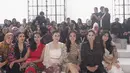Ibu dan anak ini kompak mengenakan pakaian yang menggabungkan elemen etnik khas Indonesia dengan sentuhan modern.  [@annisayudhoyono].