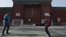 Seorang pria menendang sebuah shuttlecock dalam sebuah permainan tradisional di Ditan Park di Beijing (1/2). Tahun Baru Imlek jatuh pada 16 Februari tahun ini, dengan perayaan yang berlangsung selama seminggu di China. (AFP Photo/Nicolas Asfouri)