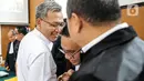 Terdakwa Agus Nurpatria usai menjalani sidang perdana di Pengadilan Negeri (PN) Jakarta Rabu (19/10/2022). Agus Nurpatria menyalami kuasa hukum dengan penuh senyuman usai menjalani sidang dengan agenda pembacaan surat dakwaan kasus obstruction of justice atau perintangan proses penyidikan terkait perkara dugaan pembunuhan berencana terhadap Nofriansyah Yosua Hutabarat atau Brigadir J. (Liputan6.com/Faizal Fanani)