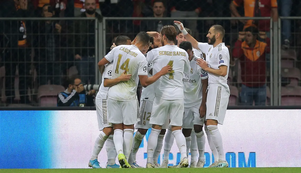 Pemain Real Madrid Toni Kroos merayakan dengan rekan setimnya setelah mencetak gol ke gawang Galatasaray pada laga Liga Champions di Istanbul, Turki, Selasa (22/10/2019). Real Madrid mengalahkan Galatasaray lewat gol tunggal Toni Kroos. (AP Photo)