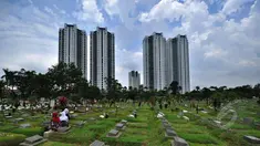 Suasana tempat pemakaman umum (TPU) Menteng Pulo, Jakarta, (15/3/2015). Rencananya, tahun ini ribuan makam di Jakarta akan ditata dengan cara plakatisasi guna penambahan ruang terbuka hijau (RTH) sebagai daerah resapan air. (Liputan6.com/Faizal Fanani)
