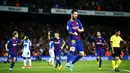 Bintang Barcelona, Lionel Messi merayakan hattrick ke gawang Espanyol pada laga La Liga Spanyol di Stadion Camp Nou, Katalonia, Sabtu (9/9/2017). Barcelona menang 5-0 atas Espanyol. (AP/Manu Fernandez)