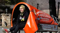 Rosie Swale-Pope (68 tahun) duduk di gerobaknya 'The Icebrid’ saat beristirahat di Upperville, Virginia, Jumat (13/3/2015). Swale-pope berlari dari New York City ke San Francisco untuk melakukan aksi peduli Kanker. (REUTERS/Gary Cameron)