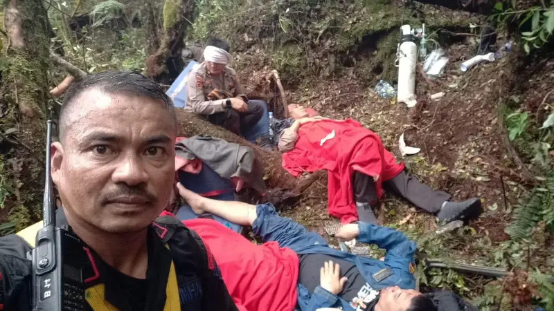 Polri berhasil mencapai lokasi helikopter mendarat darurat yang ditumpangi Kapolda Jambi dan rombongannya di hutan Bukit Tamia, Muara Emat, Kabupaten Kerinci.