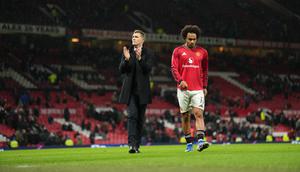 Manajer interim Manchester United Darren Fletcher berjalan meninggalkan lapangan bersama pemain Manchester United Joshua Zirkzee usai laga putaran ketiga FA Cup/Piala FA antara Manchester United vs Brighton di Manchester, Inggris, Minggu, 11 Januari 2026. (AP Photo/Jon Super)