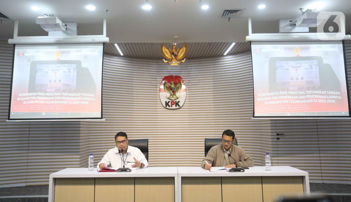 Deputi Penindakan dan Eksekusi Komisi Pemberantasan Korupsi (KPK), Asep Guntur Rahayu (kiri) bersama Juru Bicara KPK, Budi Prasetyo, saat memberi keterangan terkait Operasi Tangkap Tangan (OTT) Bupati Tulungagung, Gatut Sunu Wibowo, di Gedung Merah Putih Komisi Pemberantasan Korupsi, Jakarta, Sabtu (11/4/2026). (Liputan6.com/Helmi Fithriansyah)