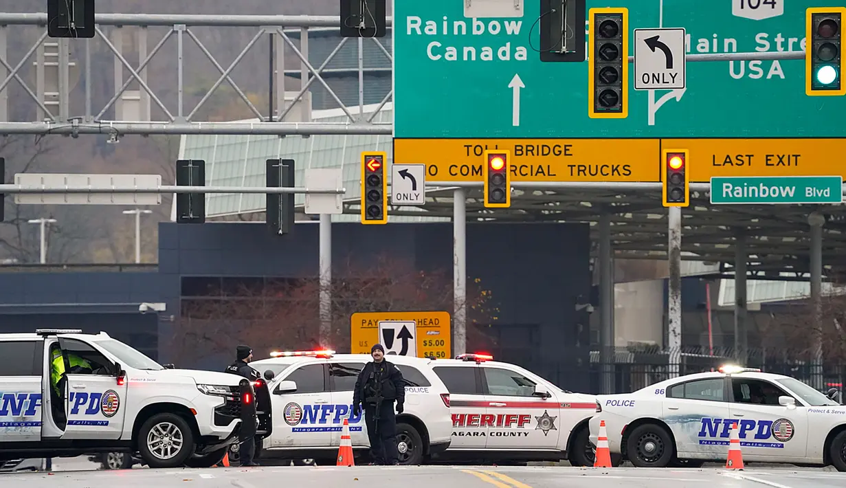 Hal ini membuat pihak berwenang menutup area penyeberangan itu. Satuan Tugas Terorisme FBI juga dikerahkan untuk menyelidiki insiden tersebut. (Derek Gee/The Buffalo News via AP)