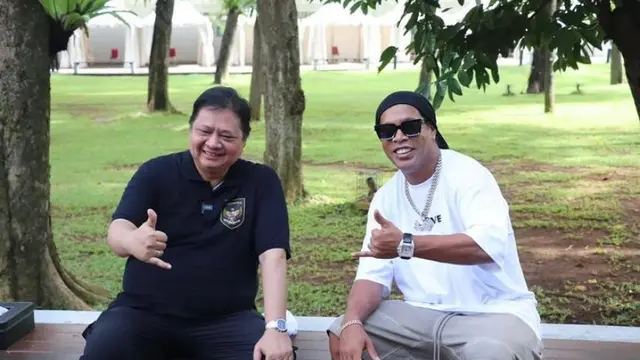 Menko Perekonomian Airlangga Hartarto bersama Ronaldinho