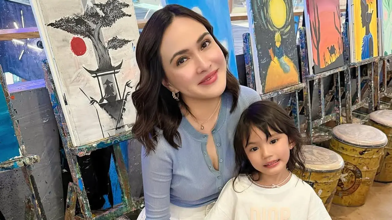Shandy Aulia untuk Claire, ibu dan anak yang selalu terlihat hangat penuh kasih sayang. [@shandyaulia]