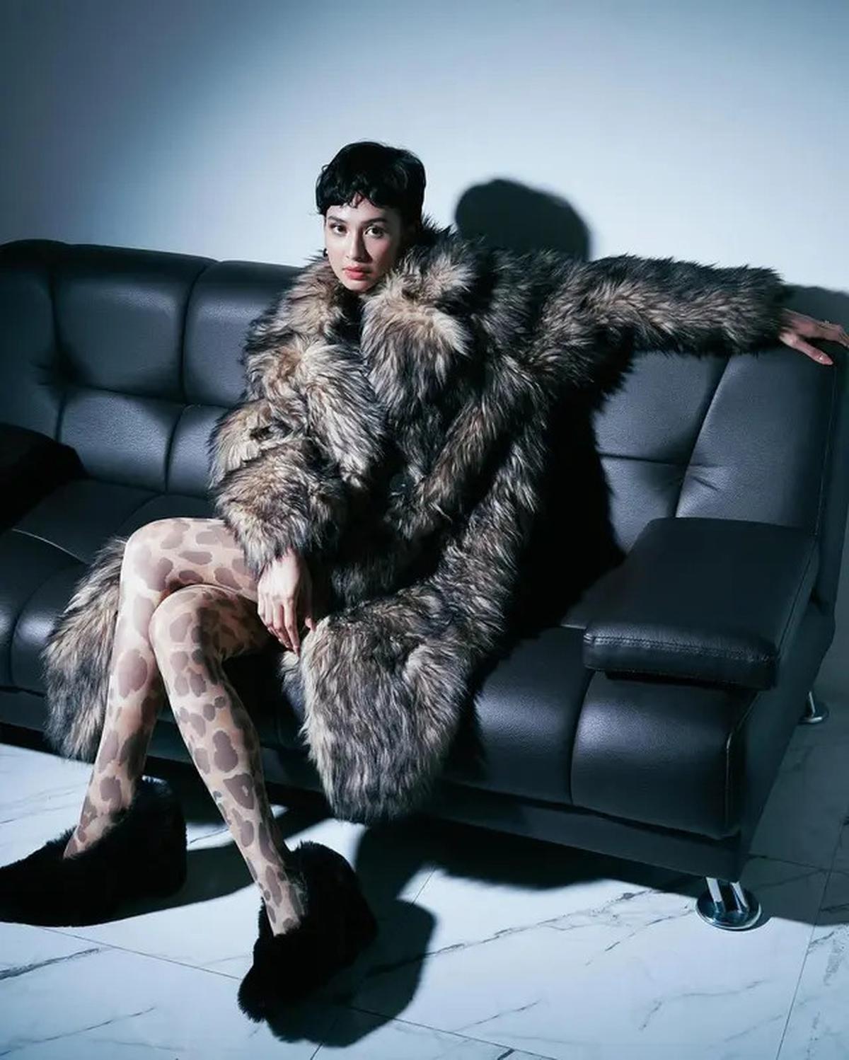 Potret Manglingi Mikha Tambayong dengan Rambut Pixie Cut, Tampil Stunning dengan Coat Berbulu