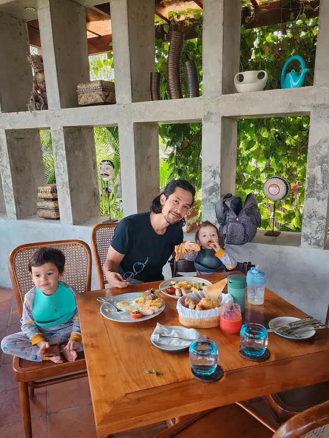 [Fimela] Terlihat Berkarisma, Ini 6 Potret Edward Akbar Saat Momong 2 Anaknya