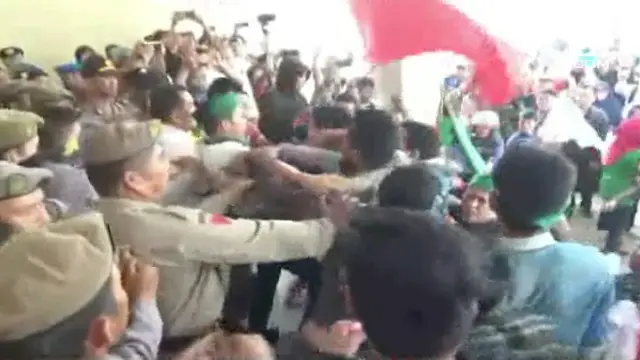 VIDEO: Kericuhan Unjuk Rasa Guru dan Perawat Mamuju