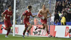 Pemain Liverpool, Trent Alexander-Arnold (kanan) melakukan selebrasi dengan membuka baju setelah mencetak gol kemenangan timnya ke gawang Leicester City dalam laga lanjutan Liga Inggris 2024/2025 di King Power Stadium, Leicester, Inggris, Sabtu (20/04/2025) waktu setempat. (AP Photo/Rui Vieira)