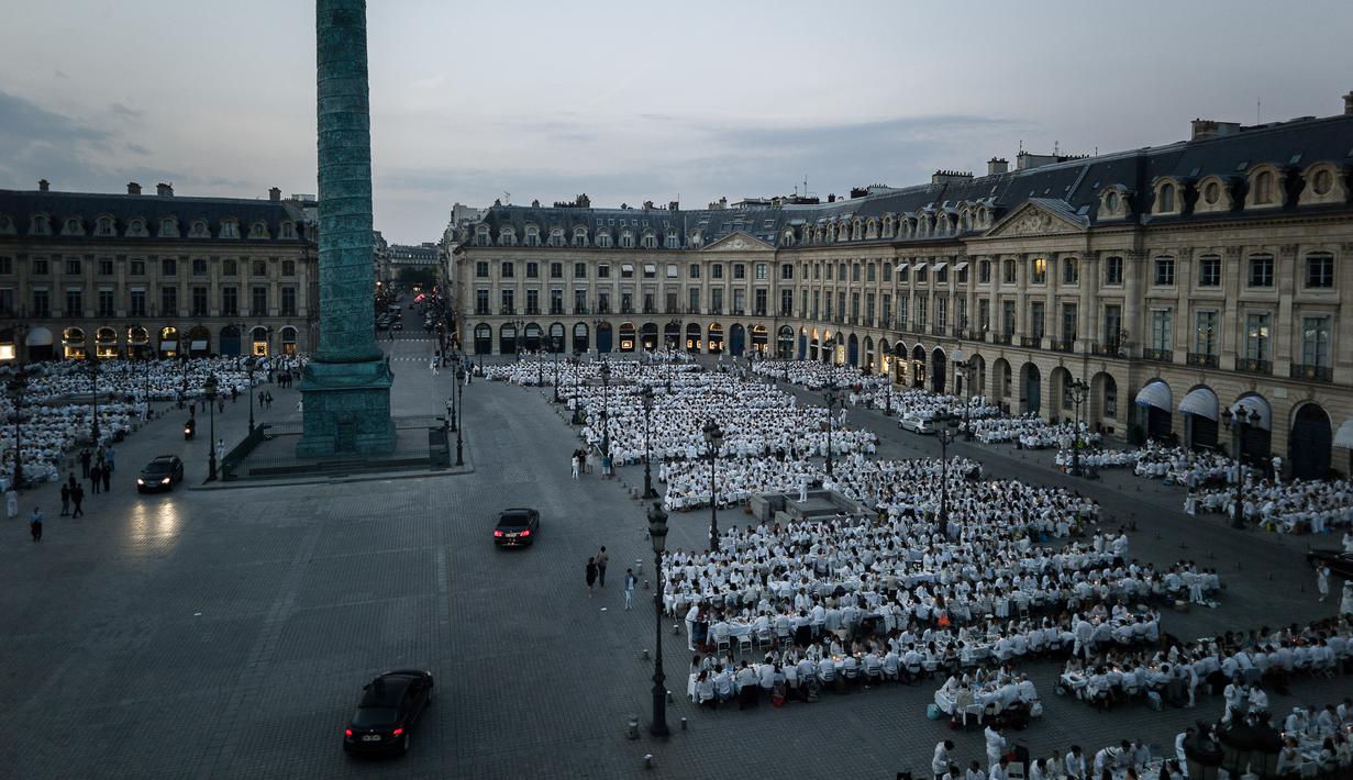 Suasana acara 'Diner en blanc' atau 'Makan Malam Putih' di Place Vendome, Paris, Rabu (8/6). Acara ini digelar dadakan dengan lokasi berbeda tiap tahun serta memanfaatkan teknologi internet dan jejaring sosial sebagai sarana publikasi  (PHILIPPE LOPE/AFP)
