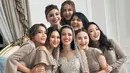 <p>Bridesmaid Susan Sameh bertabur bintang, Natasha Wilona, Jihane Almira, dan Indah Permatasari tampil kompak mengenakan baju serba coklat dengan berbagai model sebagai dress code bridesmaid. [@natashawilona12]</p>