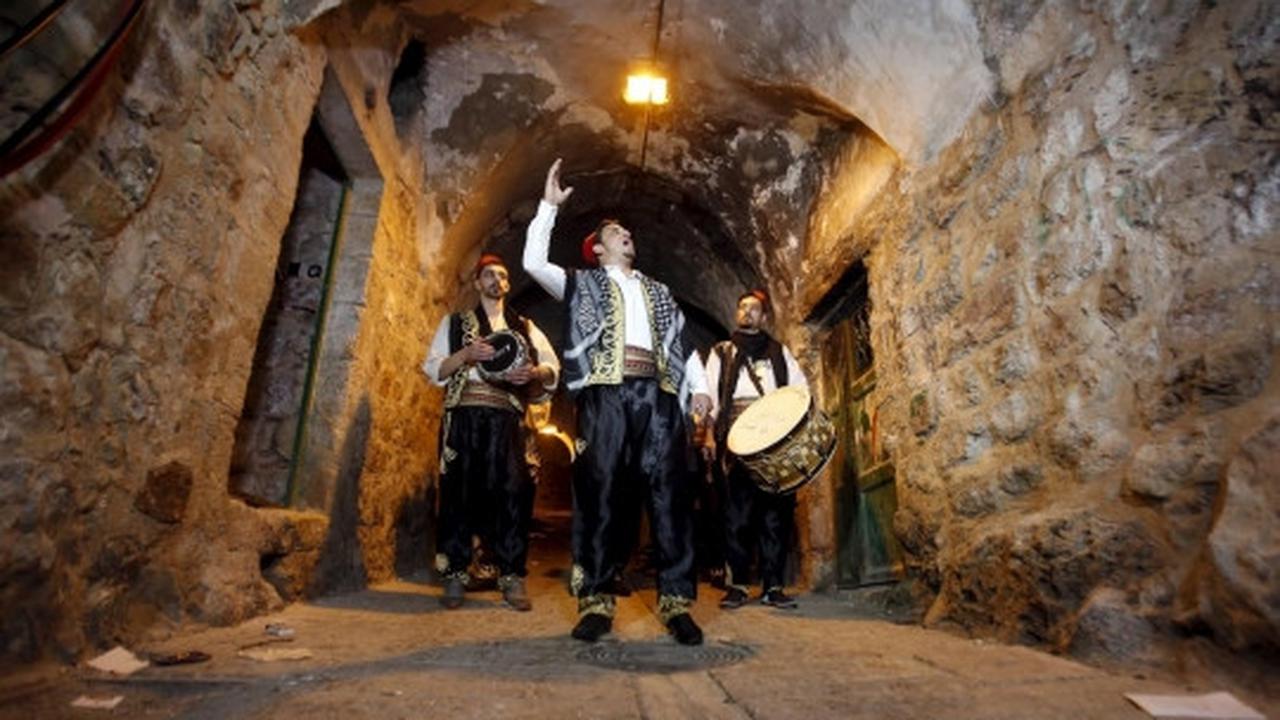 Cara unik pemuda Palestina bangunkan sahur dengan musik tradisional