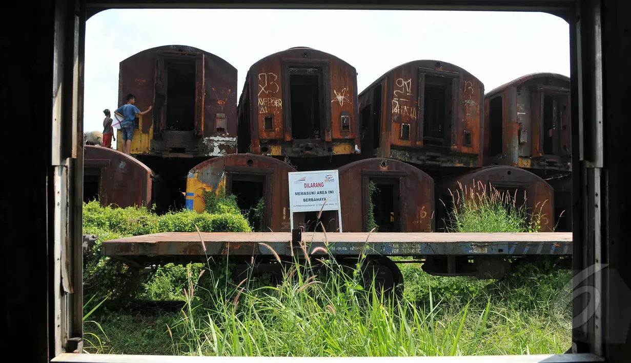 Ratusan gerbong KRL ekonomi bekas ditumpuk-tumpuk di kawasan Stasiun Purwakarta, Jawa Barat, Minggu (17/5/2015). Gerbong kereta yang ditumpuk tersebut merupakan gerbong kereta komuter yang sudah tidak terpakai lagi. (Liputan6.com/Herman Zakharia)