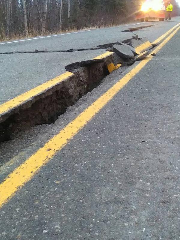 Retakan jalan menyusul gempa bumi di Kenai Spur Highway di Kenai, Alaska, Jumat (30/11). Gempa bermagnitudo 7.0 dan 5.7 menghancurkan jalan raya dan gedung-gedung serta memicu peringatan gelombang tsunami. (Caroline Huber / HANDOUT Caroline Huber / AFP)