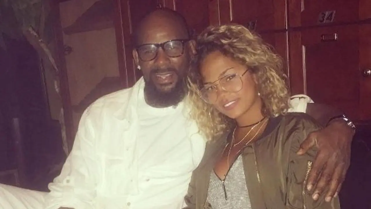 R. Kelly dan Halle Calhoun