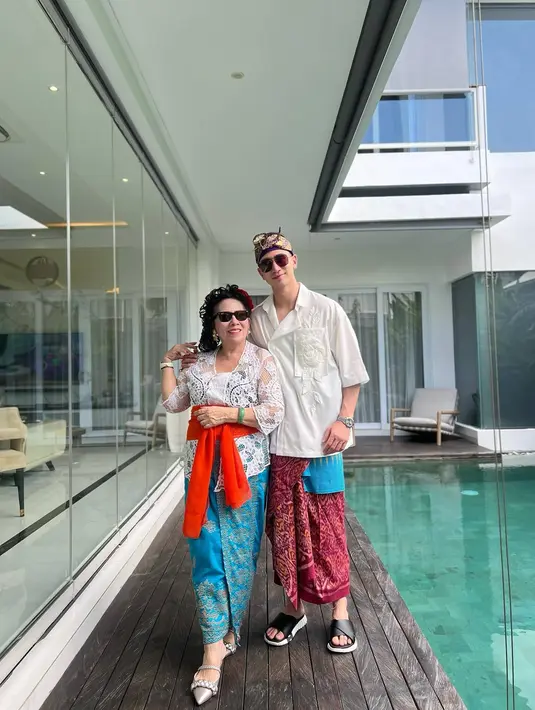 Dalam momen liburannya ke Bali, banyak momen yang diabadikan oleh Verrell di media sosial Instagramnya. Salah satunya ialah saat mengunjungi tempat kerabat, tempat adat dan momen seru bersama adik sambungnya. (Liputan6.com/IG/@bramastavrl)