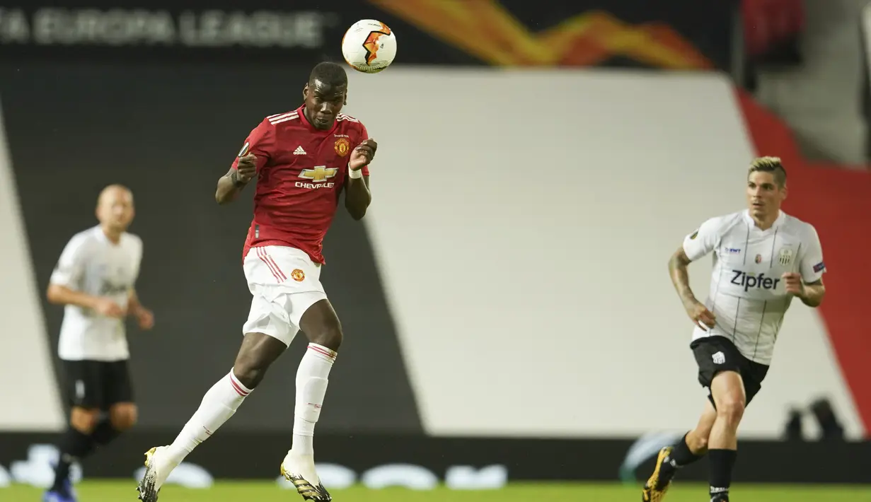 Gelandang Manchester United, Paul Pogba menyundul bola saat bertanding melawan LASK pada pertandingan leg kedua babak 16 besar Liga Europa di Stadion Old Trafford, Inggris (6/8/2020). MU menang 2-1 atas Lask dan melaju ke perempat final.  (AP Photo/Dave Thompson)
