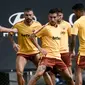 Gelandang Roma, Lorenzo Pellegrini (tengah) bersama rekan setimnya saat berlatih di Trigoria, pinggiran Roma, Italia, Selasa (18/9). AS Roma akan bermain di markas Real Madrid pada Kamis, 20 September 2018 dini hari. (Filippo MONTEFORTE/AFP)