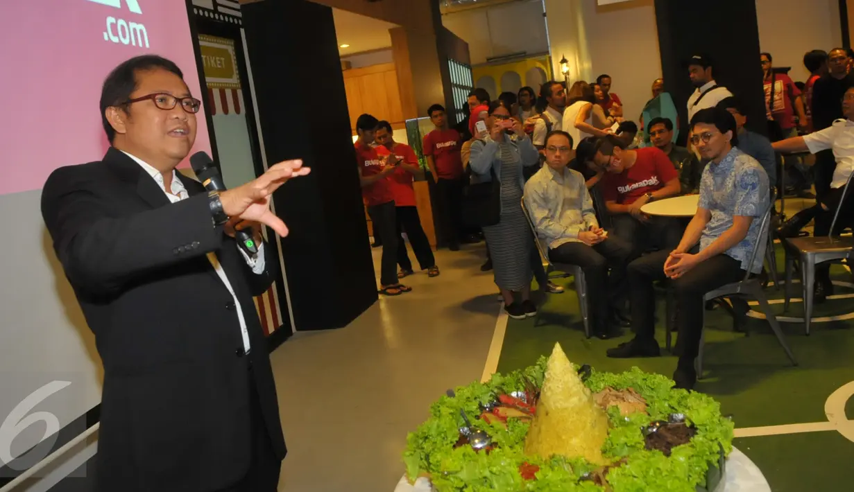 Menkominfo Rudiantara memberi kata sambutan pada acara peresmian kantor Bukalapak.com yang bertepatan dengan perayaan ulang tahun ke-6 di kawasan Kemang, Jakarta, Selasa (12/1). Acara dimeriahkan dengan prosesi potong tumpeng. (Liputan6.com/Faisal R Syam)