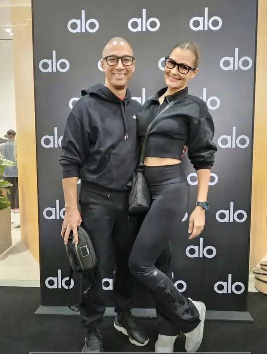 Pada kesempatan ini, Marcel dan Rima Melati terlihat begitu kompak dalam balutan busana athleisure serba hitam. [Foto: Instagram/ Marcell]