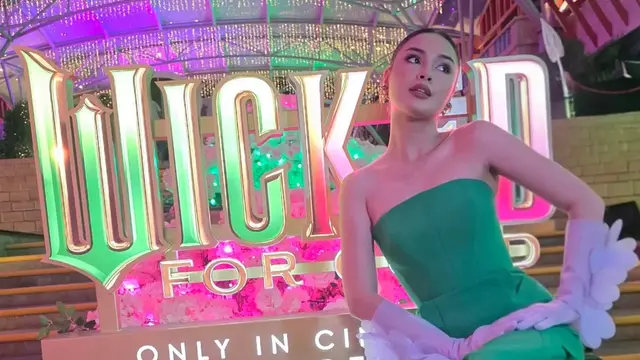Adu Gaya Raisa dan Caitlin Halderman Hadiri Premiere Wicked di Singapura dalam Balutan Gaun Rancangan Peggy Hartanto