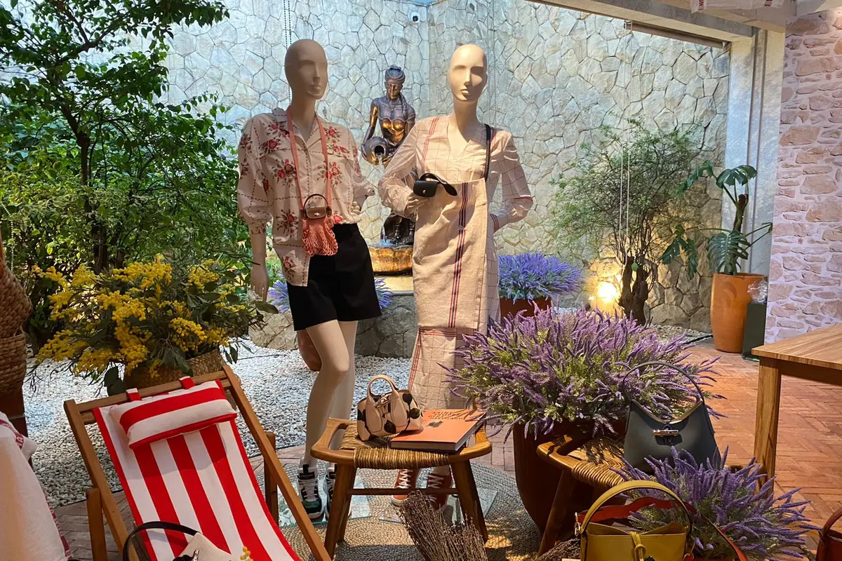 Longchamp suguhkan koleksi Spring/Summer 2022 ready-to-wear dengan print apik dan material unik.