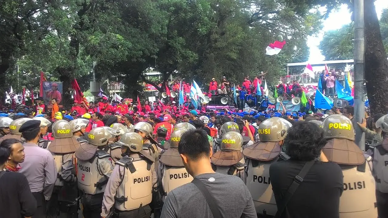 Massa buruh di Kemenpar