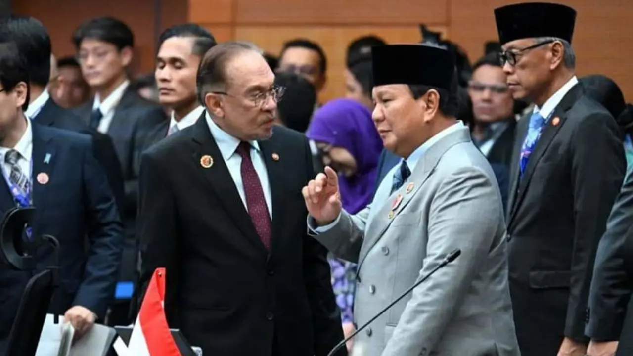 Presiden Prabowo Subianto berbincang dengan Perdana Menteri Malaysia Anwar Ibrahim di sela-sela Konferensi Tingkat Tinggi (KTT) ke-47 ASEAN di Kuala Lumpur