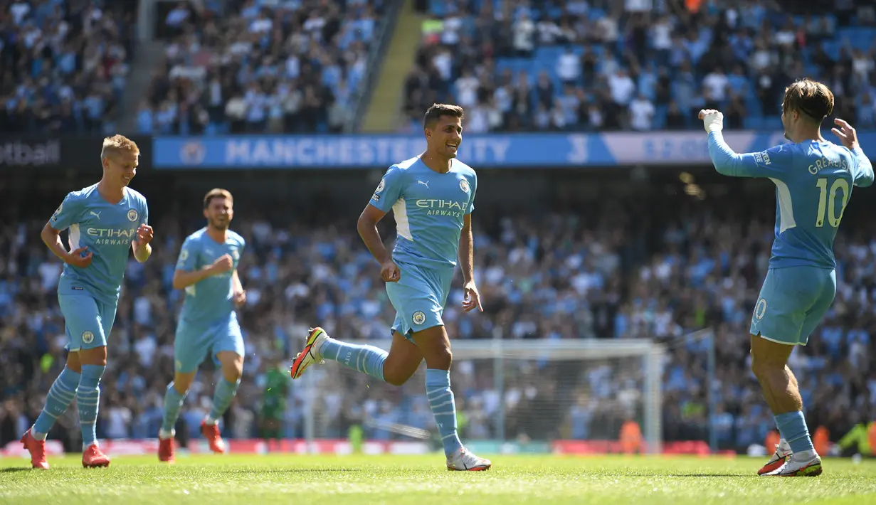 Manchester City telah menjadi kekuatan belanja utama di Liga Inggris sejak pengambilalihan Sheikh Mansour pada 2008. Hasilnya, The Cityzens banyak meraih gelar juara bergensi seperti Liga Inggris dan Liga Champions. Man City tercatat telah menghabiskan €2.35 miliar sejak tahun 2000. (AFP/Oli Sacrff)