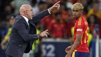 Pelatih Spanyol Luis de la Fuente memberi instruksi kepada Lamine Yamal di laga semifinal UEFA Nations League kontra Prancis di MHPArena, Stuttgart, Jerman, Kamis, 5 Juni 2025. (AP Photo/Martin Meissner)