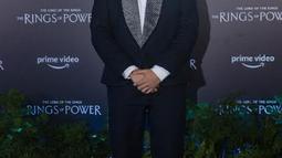 Seperti Chicco Jerikho, Iqbaal Ramadhan juga menjadi salah satu tamu undangan gala premier Lord of The Rings: The Rings of Power. Ia mengenakan kacamata hitam, jas dan celana hitam dipadu kemeja putih dan dasi kupu-kupu. (Foto: Prime Video)