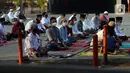 Umat muslim saat pelaksanaan salat Idul Adha 1442 H di Masjid Masjid Jami Al-Mubarok, Tangerang, Banten, Selasa (20/7/2021). Sebagian masjid melakukan pelaksanaan salat Idul Adha 1442 H, namun dengan protokol kesehatan yang ketat. (Liputan6.com/Angga Yuniar)