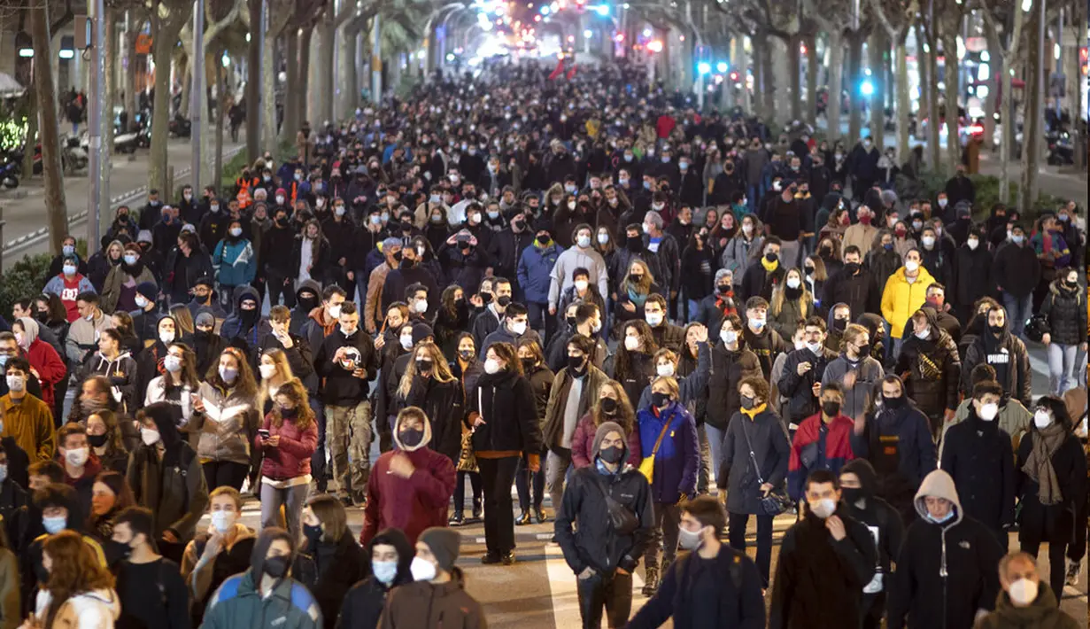 Pendukung rapper Pablo Hasel berdemonstrasi mengutuk penangkapannya di Barcelona, Spanyol, Selasa (16/2/2021). Pablo Hasel menggambarkan kasusnya sebagai perjuangan untuk kebebasan berbicara. (AP Photo/Emilio Morenatti)