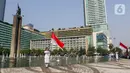 Pasukan pengibar bendera (Paskibra) berbaris membawa bendera Merah Putih di Bundaran Hotel Indonesia (HI), Jakarta, Kamis (15/8/2024). (Liputan6.com/Herman Zakharia)
