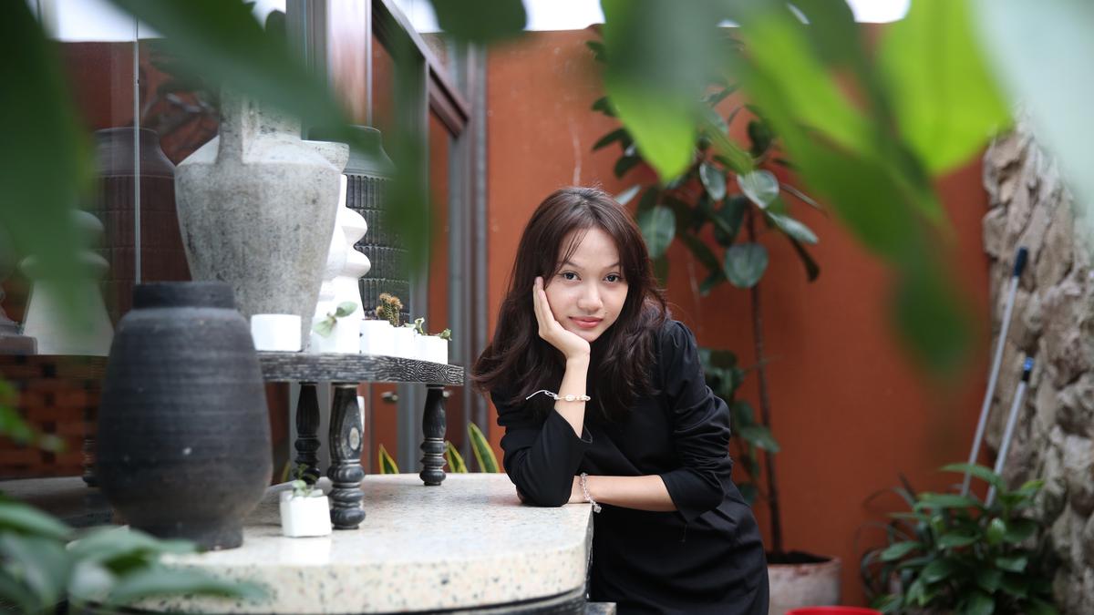 5 Karakter Perempuan yang Suka Warna Hitam Misterius tapi Memesona