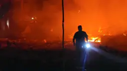 Kantor berita resmi National News Agency (NNA) mengatakan “pesawat tempur Israel ... melakukan serangan yang menargetkan pusat pasar” di Nabatiyeh. (Abbas FAKIH/AFP)