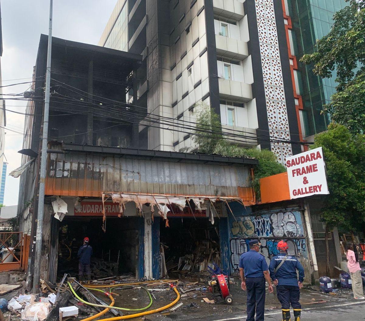 Petugas pemadam kebakaran melakukan pendinginan di lokasi kebakaran yang menghanguskan ruko Saudara Frame dan Gallery di kawasan Mampang&nbsp;Prapatan, Jakarta Selatan, Jumat (19/4/2024). Kebakaran dahsyat itu tampak menghanguskan bangunan tersebut dan se