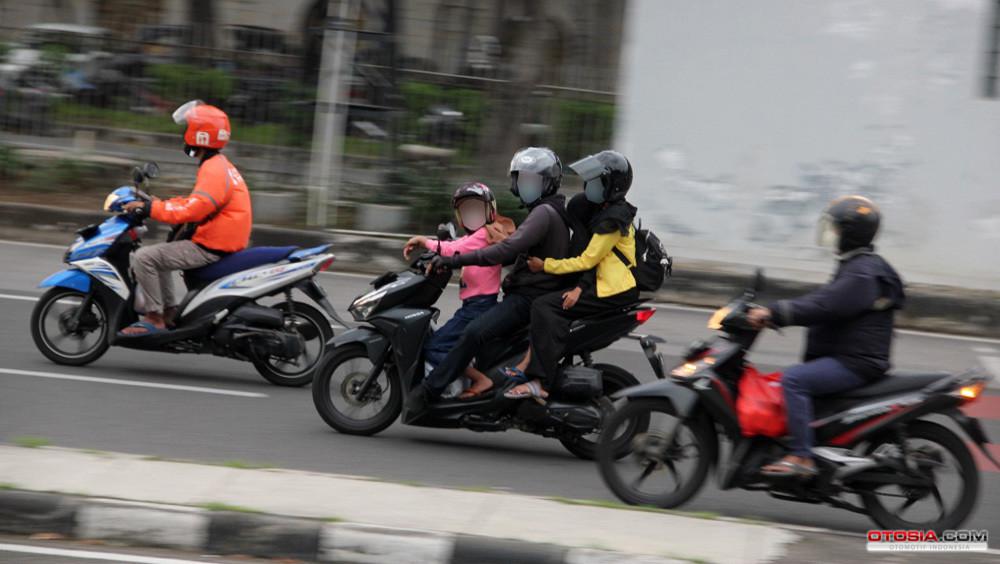 Meski memakai helm, banyak pemotor belum sadar risiko fatalitas memakai sandal (Otosia.com/Nazar Ray)