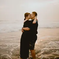 Lihat di sini beberapa potret gaya couple harmonis Laura Basuki dan suami yang jarang tersorot publik.