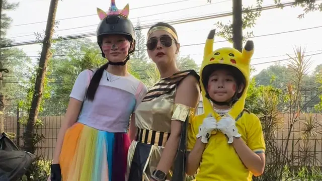 Narantraya Jeihan dengan kostum Pikachunya.