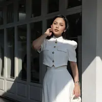 Kali ini Rachell Vennya kenakan crop blazer dan maxi dress putih, hadirkan pesona gaya yang begitu elegan. [Foto: instagram/ Rachel Vennya]